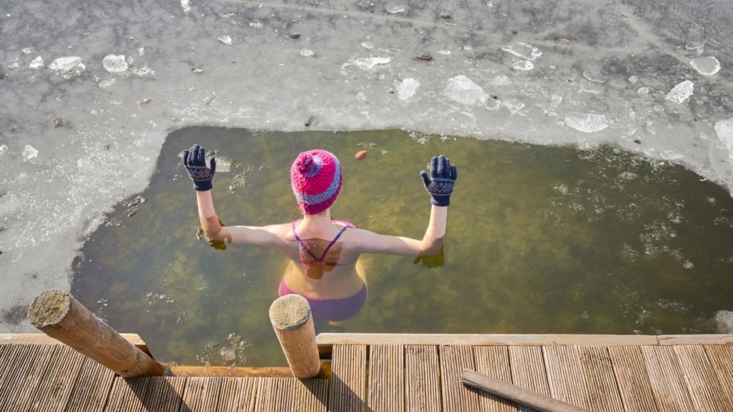 farsangi-hidegfurdozes-balaton Jelmezes hidegfürdőzés Balatonalmádiban